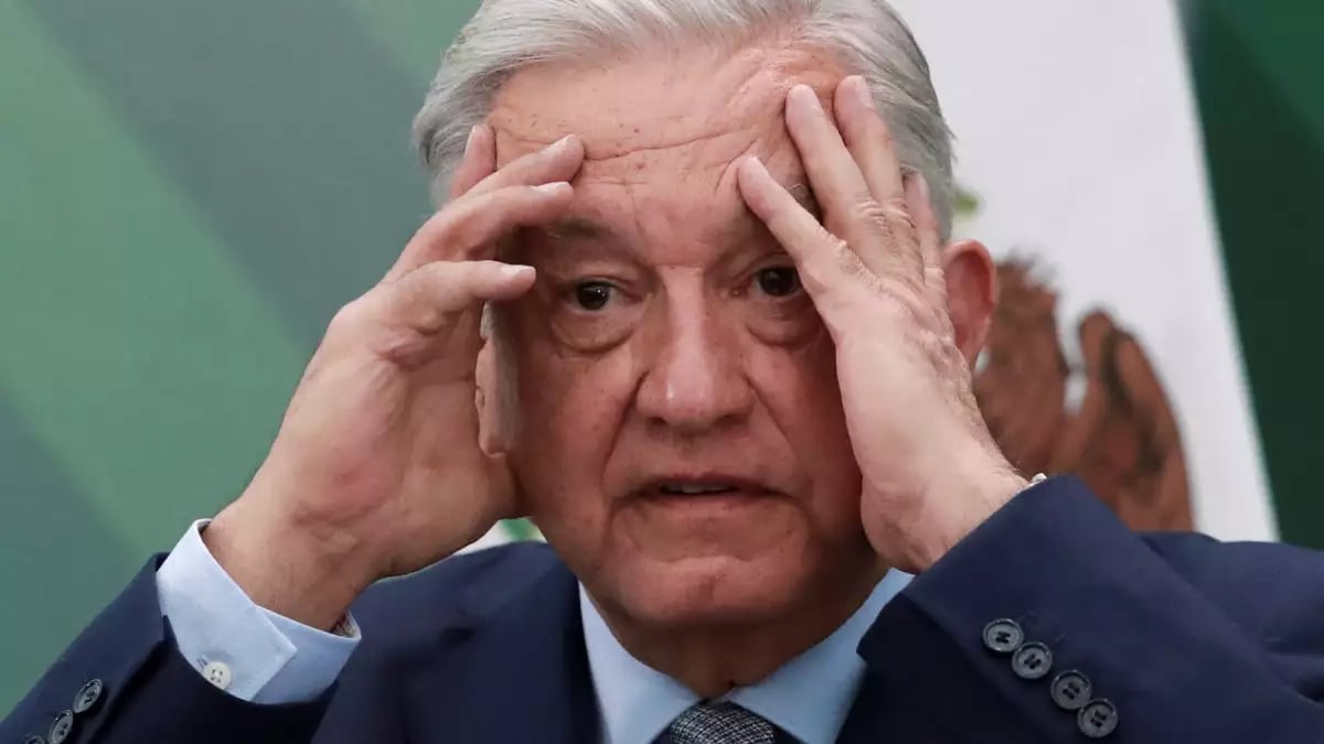 Andrés Manuel López Obrador con ambas manos sobre su rostro en señal de preocupación