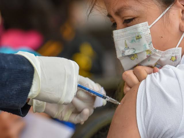 Enfermera vacunando a un niño