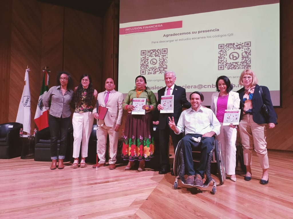 Panel de personas con discapacidad en la conferencia de la Comisión Nacional Bancaria y de Valores