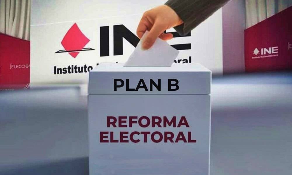 Mano en una casilla electoral con el título Plan B Reforma Electoral
