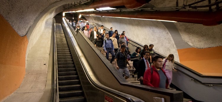 Usuarios del metro de la CDMX utilizando las escaleras laterales a las escaleras eléctricas