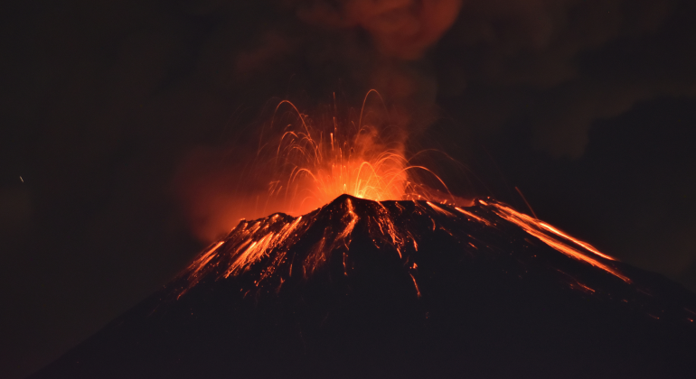 Volcán Popocatépetl con actividades de lava en la punta