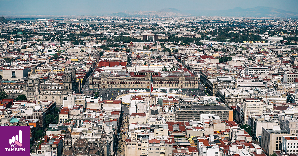 Fotografía aerea del centro de la ciudad de mexico, en el centro de la foto se alcanza a ver palacio nacional frente a la explanada del zocalo