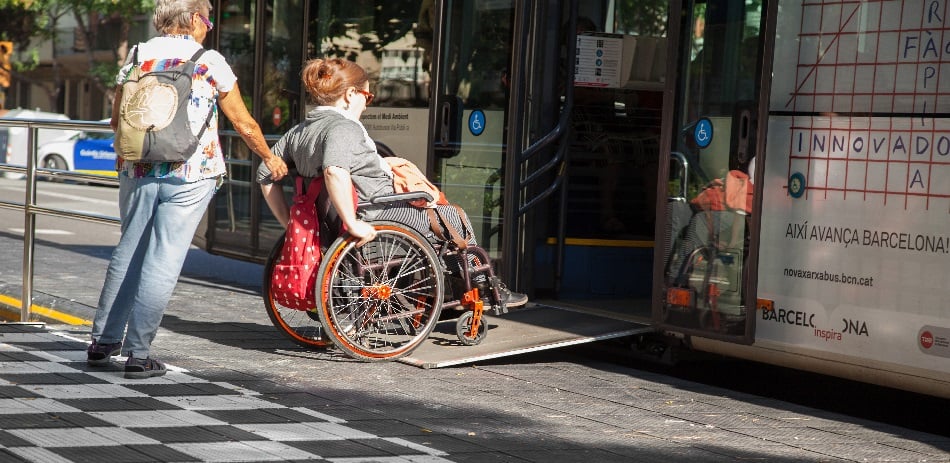 Usuaria de silla de ruedas abordando un autobús