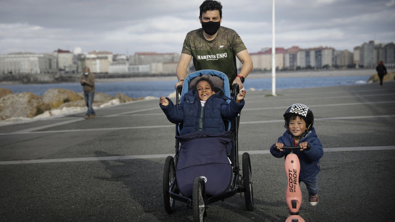 Niño con discapacidad motriz acompañado de su papá y su hermano