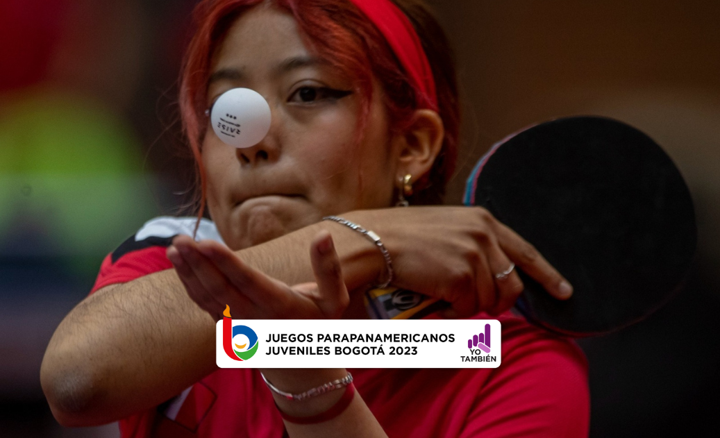 América Aguilar, medallista de oro en para tenis de mesa, responde una jugada.