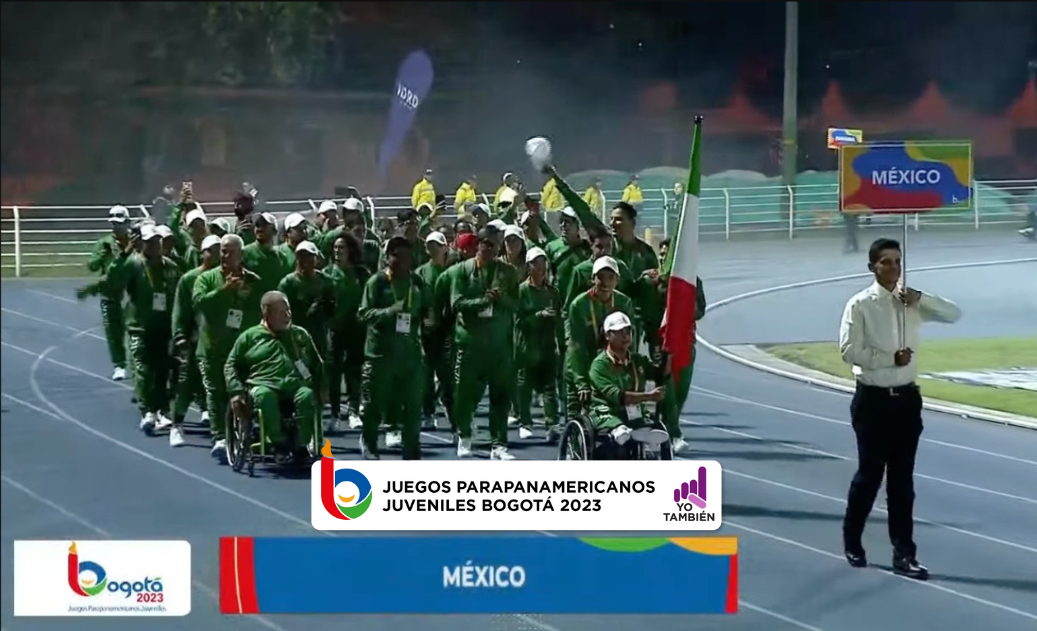 Delegación de atletas mexicanos desfila en la inauguración de los Juegos Parapanamericanos Juveniles Bogotá 2023.