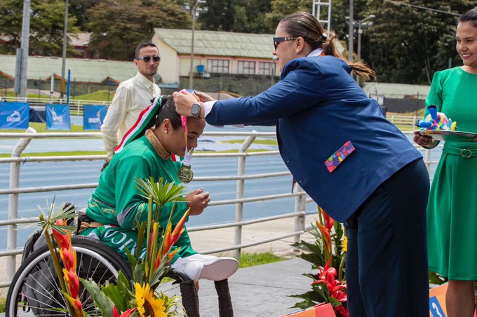 María Guadalupe Navarro, usuaria de silla de ruedas recibe una presea