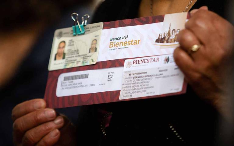 Persona sosteniendo un sobre con la Tarjeta del Bienestar