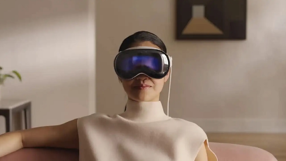 Mujer recostada en su sala con unas gafas de realidad aumentada