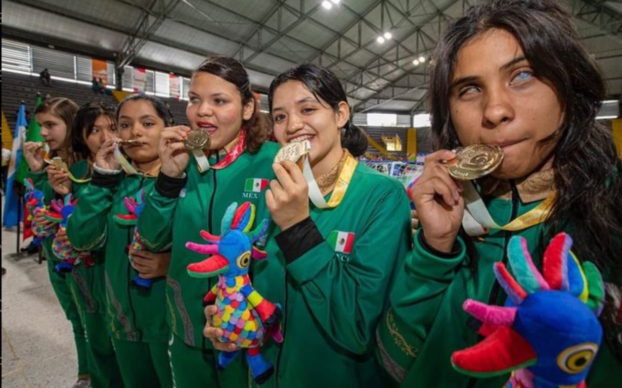 Seleccionadas de México que ganaron la medalla de oro en golbol en Bogotá 2023.