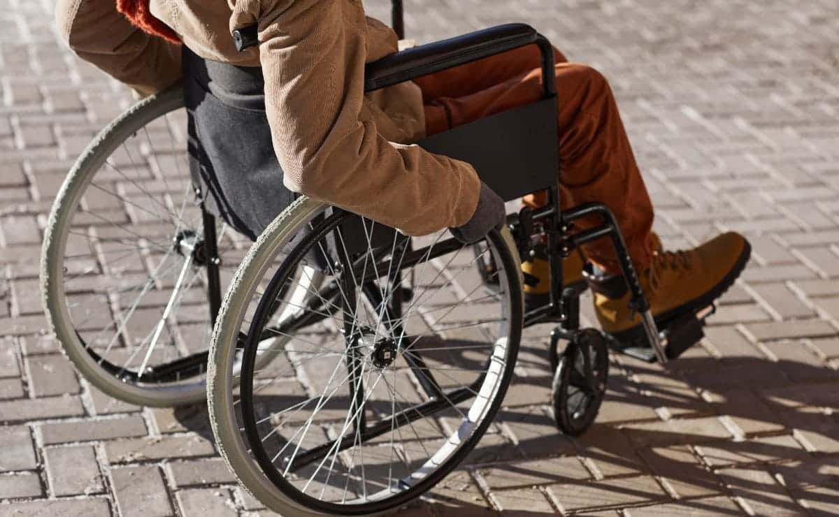 Usuario de silla de ruedas en la calle