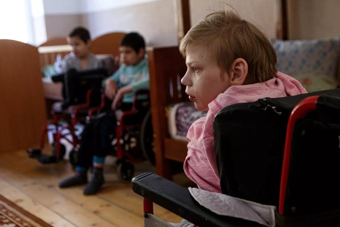 Niña ucraniana con discapacidad intelectual, esperando en una sala