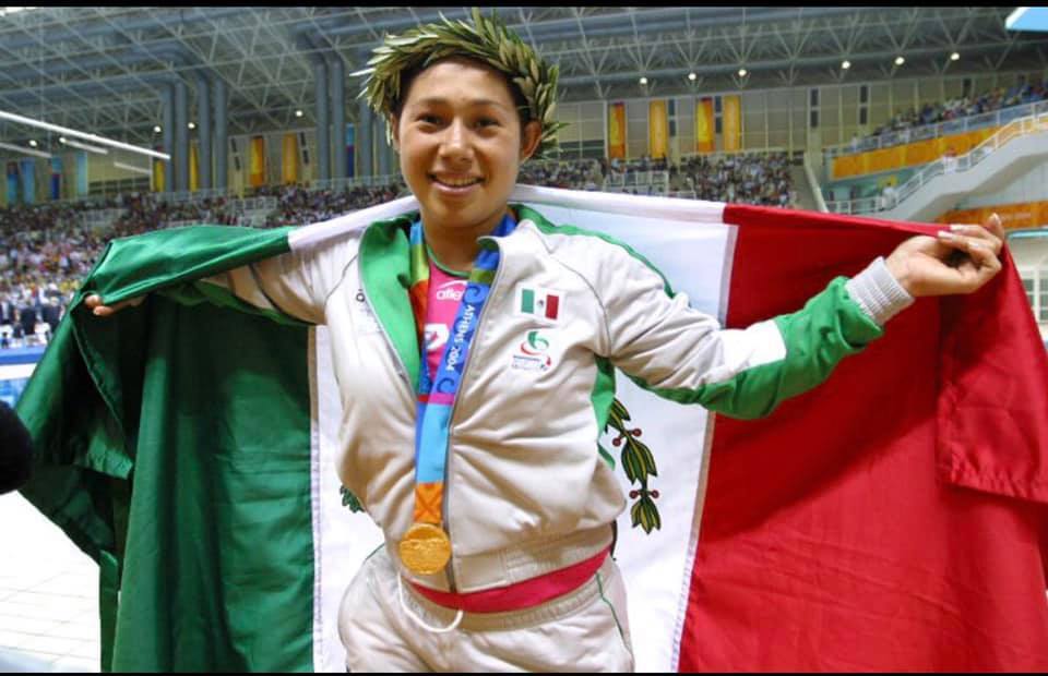 Doramitzi González sosteniendo la bandera de México