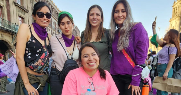 Diana Velarde junto a otras 4 mujeres con discapacidad durante la marcha del 8 de marzo