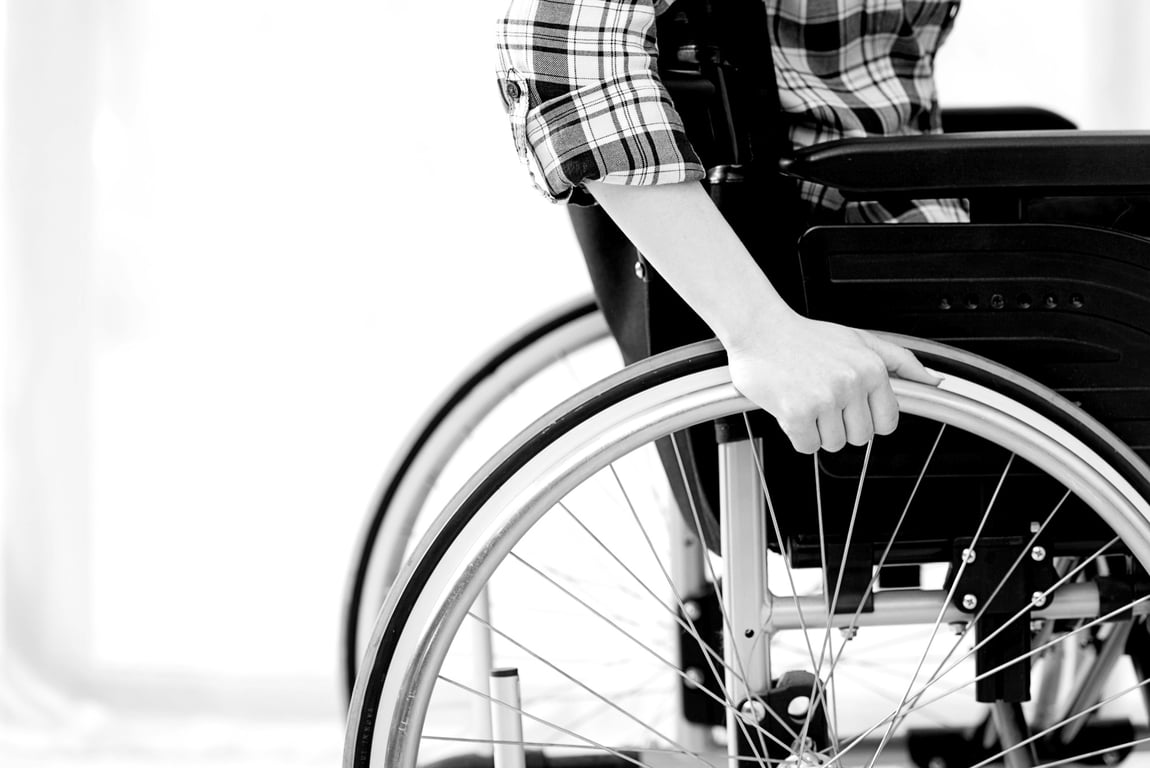 Fotografía de una persona en silla de ruedas.