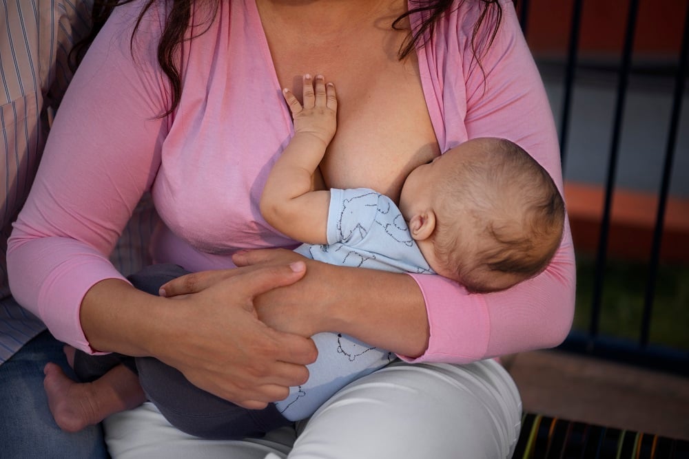 Una mamá alimentando a su bebé con lactancia materna