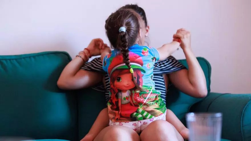 Rosi jugando con su hija. Fotografía de Patricia Garcinuño/El Diario.