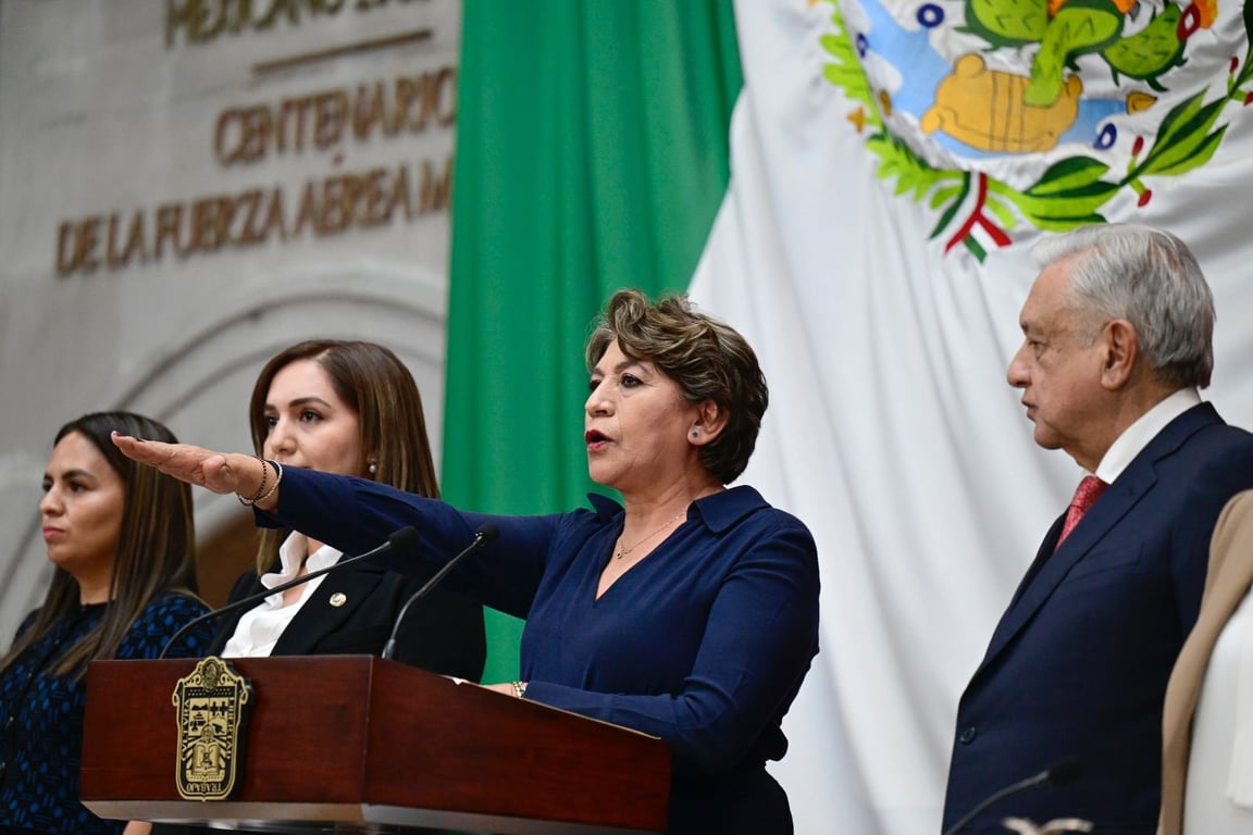 Delfina Gómez junto a AMLO tomando protesta como gobernadora del Edomex.