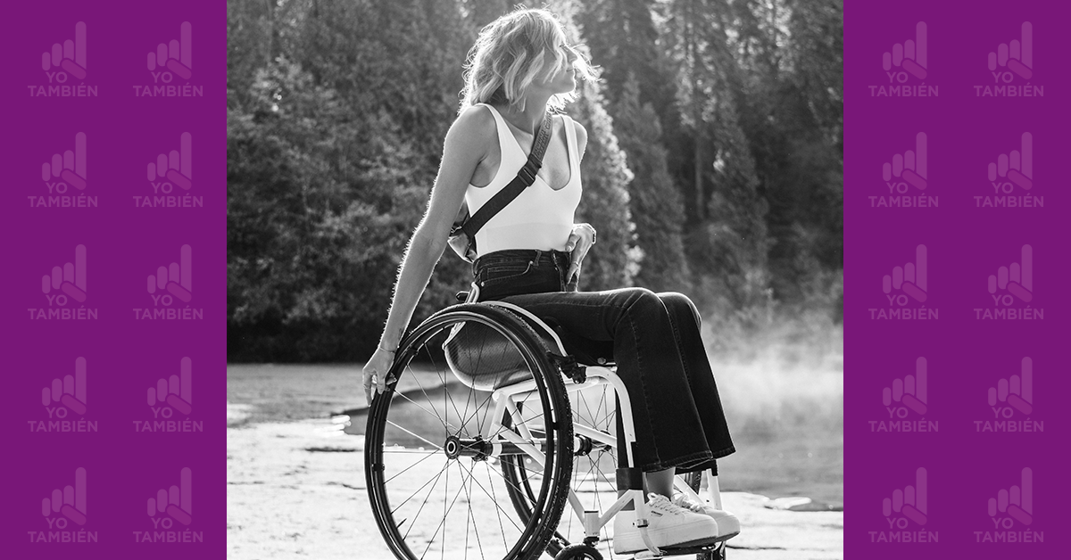 Fotografía de una mujer en silla de ruedas, tiene las manos sobre las ruedas y mira hacia la derecha