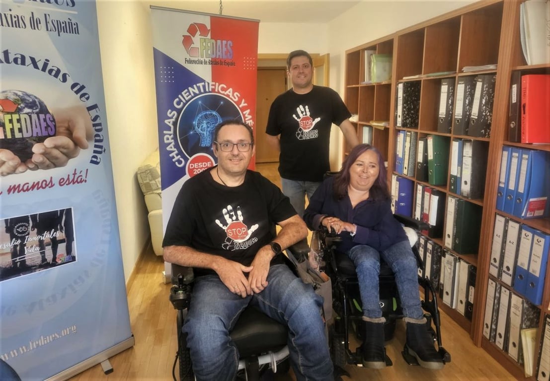 Javier Romano, junto a otras personas con ataxia en la sede de la Federación de Ataxias de Españ