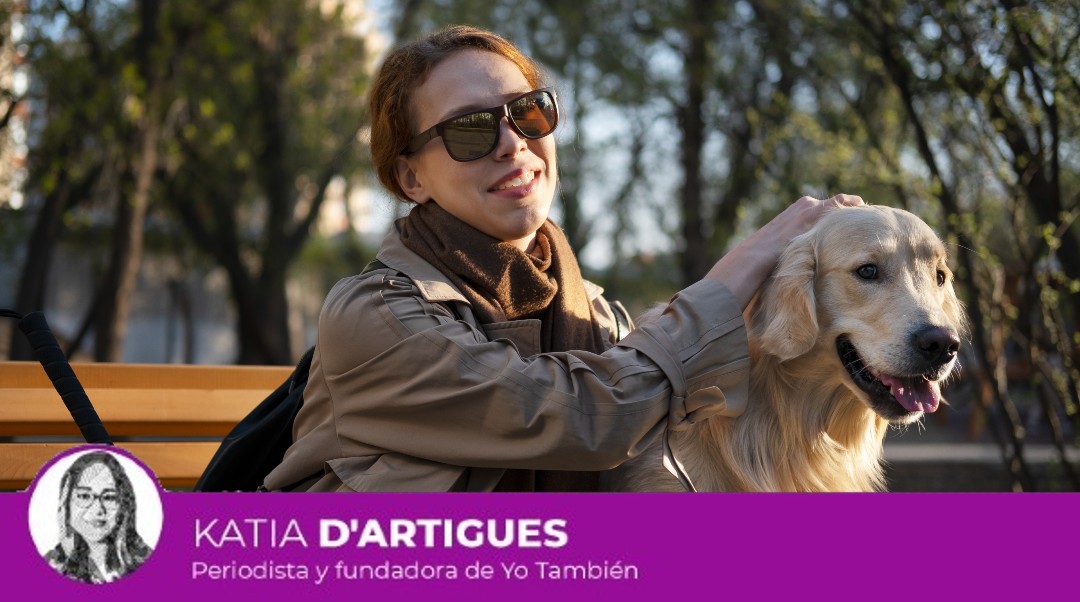 Imagen: Una mujer ciega junto a su perro guía. Pleca morada con el nombre y foto de KAtia D'Artigues