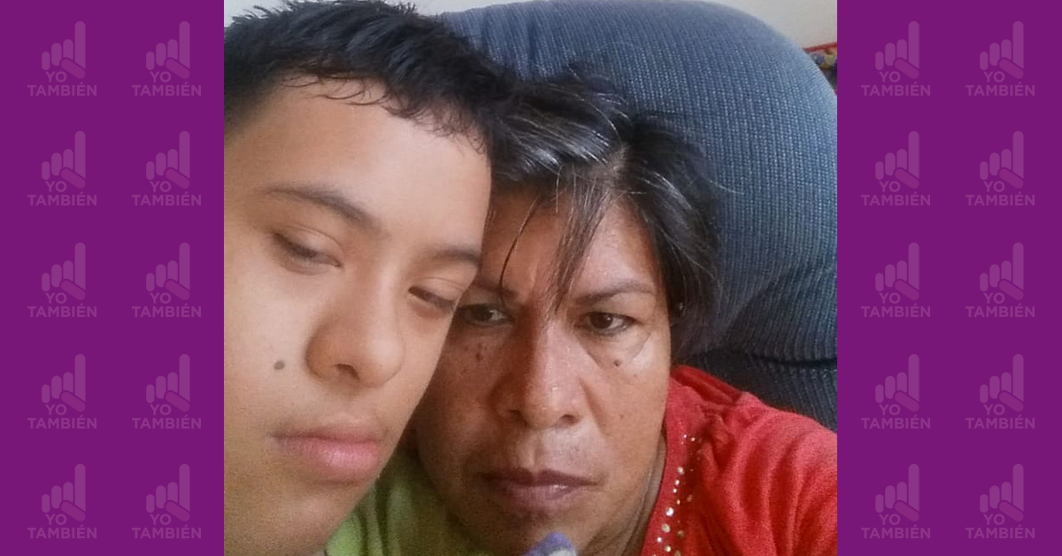 Fotografía de los rostros de una mujer y su hijo con síndrome de down
