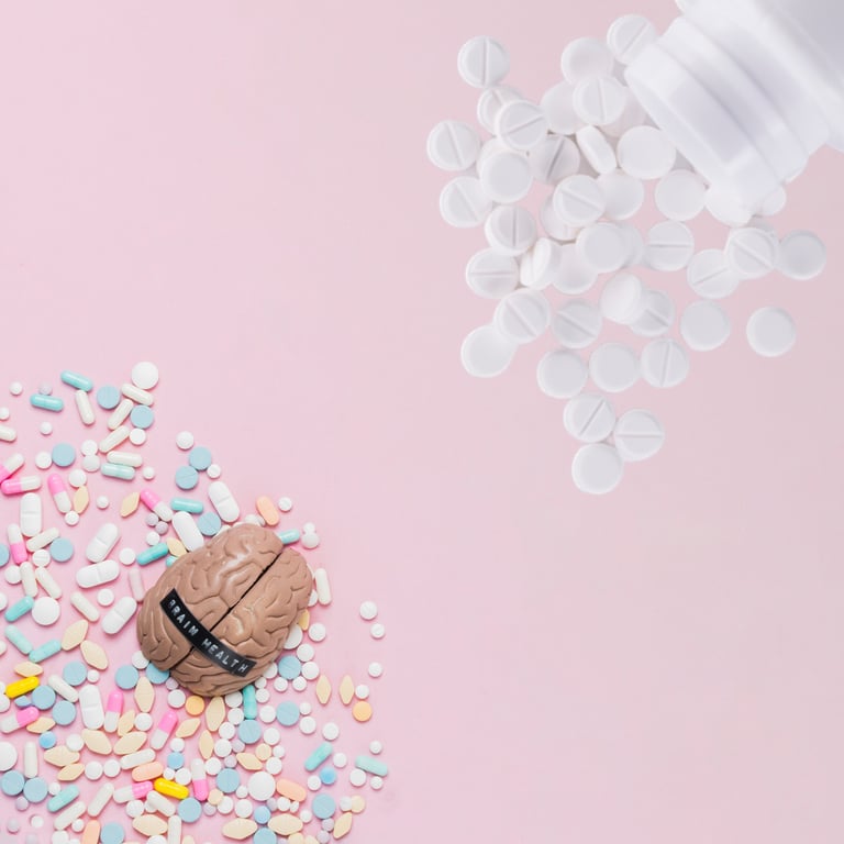 Un fondo rosa con múltiples pastillas de colores simulando medicamentos y un cerebro con la leyenda Brain Health haciendo alusión a la salud mental