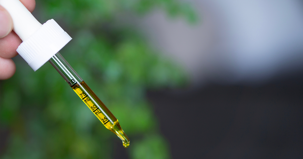 Fotografía de un gotero con aceite de cannabis medicinal.