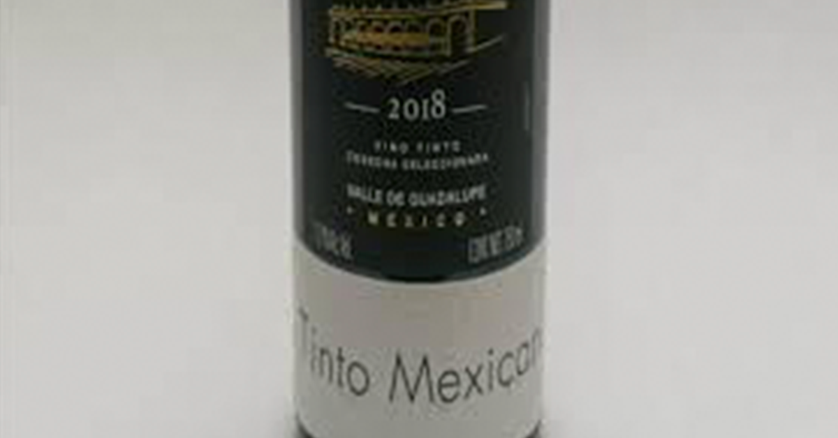 Fotografía de una botella de vino con una etiqueta negra con el nombre del vino y otra etiqueta blanca con el texto "Tinto Mexicano".