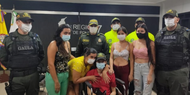 Fotografía donde aparece Brayan Esneider Martínez, su madre y hermanas, en compañía de algunos de los agentes que lo apoyaron al joven al escapar de su secuestro. Fotografía tomada por la Policía de Villavicencio.