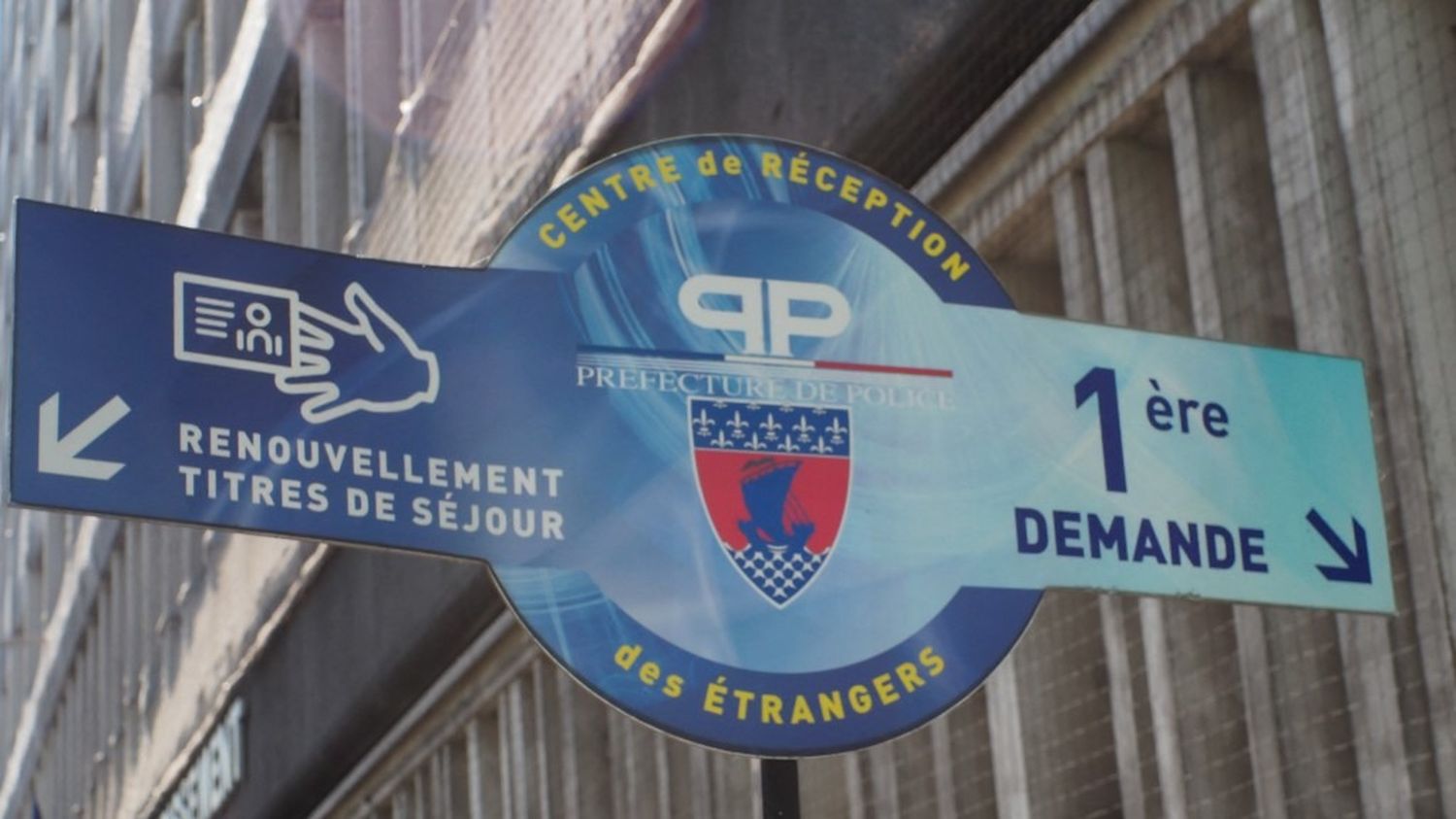 Le Conseil d'État met la pression sur les titres de séjour