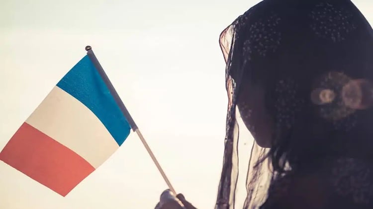 Le dérapage de Chalençon sur les femmes voilées en Algérie