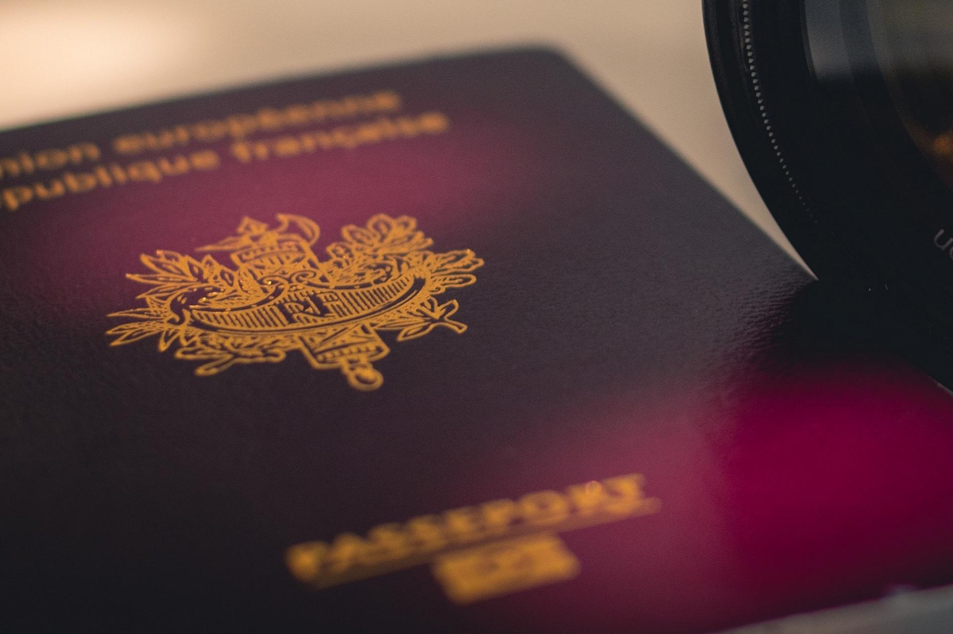 À compter du lundi 16 février 2026, une nouvelle procédure de pré-demande en ligne pour les passeports et cartes nationales d'identité sera disponible pour les citoyens français et franco-algériens vivant dans l'Est de l'Algérie. Le Consulat général de France à Annaba et Constantine introduit ce dispositif, qui s'inspire du système déjà en place en France, avec pour objectif d'améliorer l'efficience des démarches administratives et de minimiser les temps d'attente.