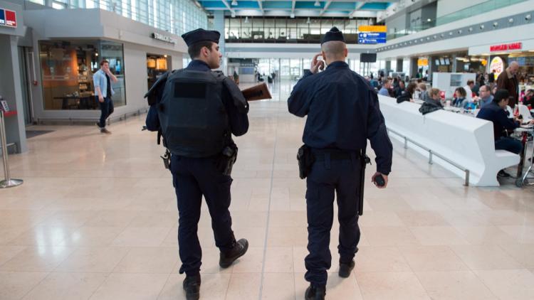 Algérien agresse un policier à Marseille : expulsion express