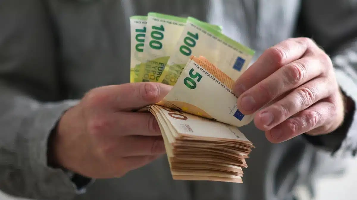 Taux de change : le dinar algérien sous forte pression face à l’euro et au dollar ce 25 mai