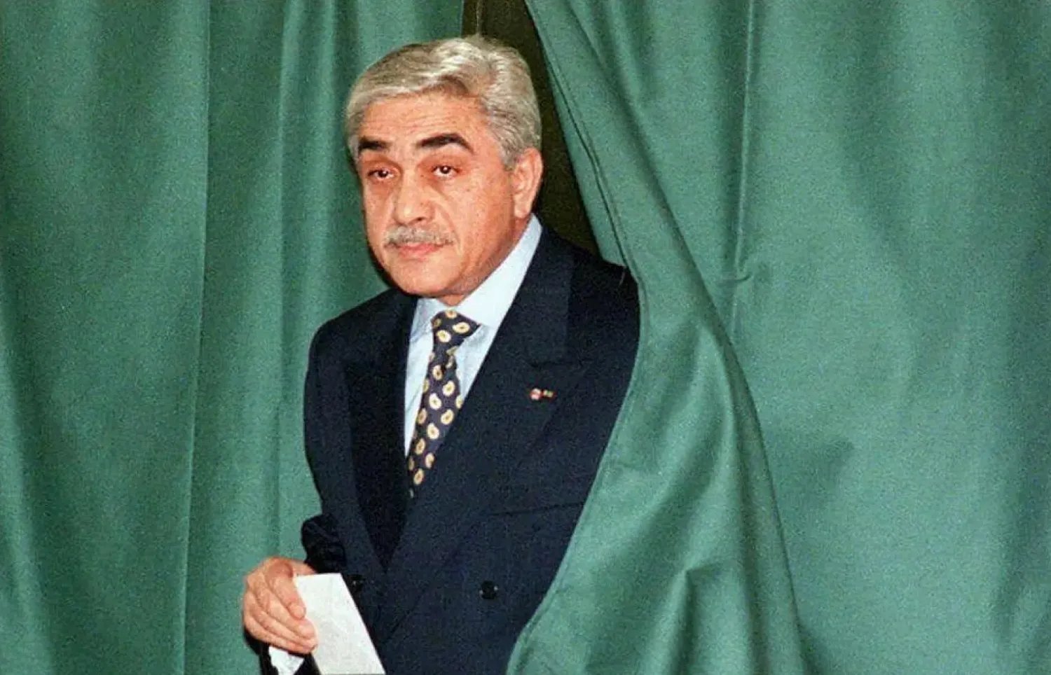 Hommage de Macron à Zeroual : un geste fort envers l'Algérie