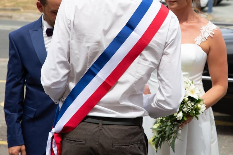 Mariage des sans-papiers : enjeux et débat en France