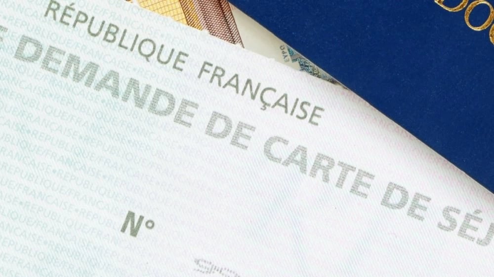 Régularisation des sans-papiers : ce qui change pour les Algériens de l’étranger