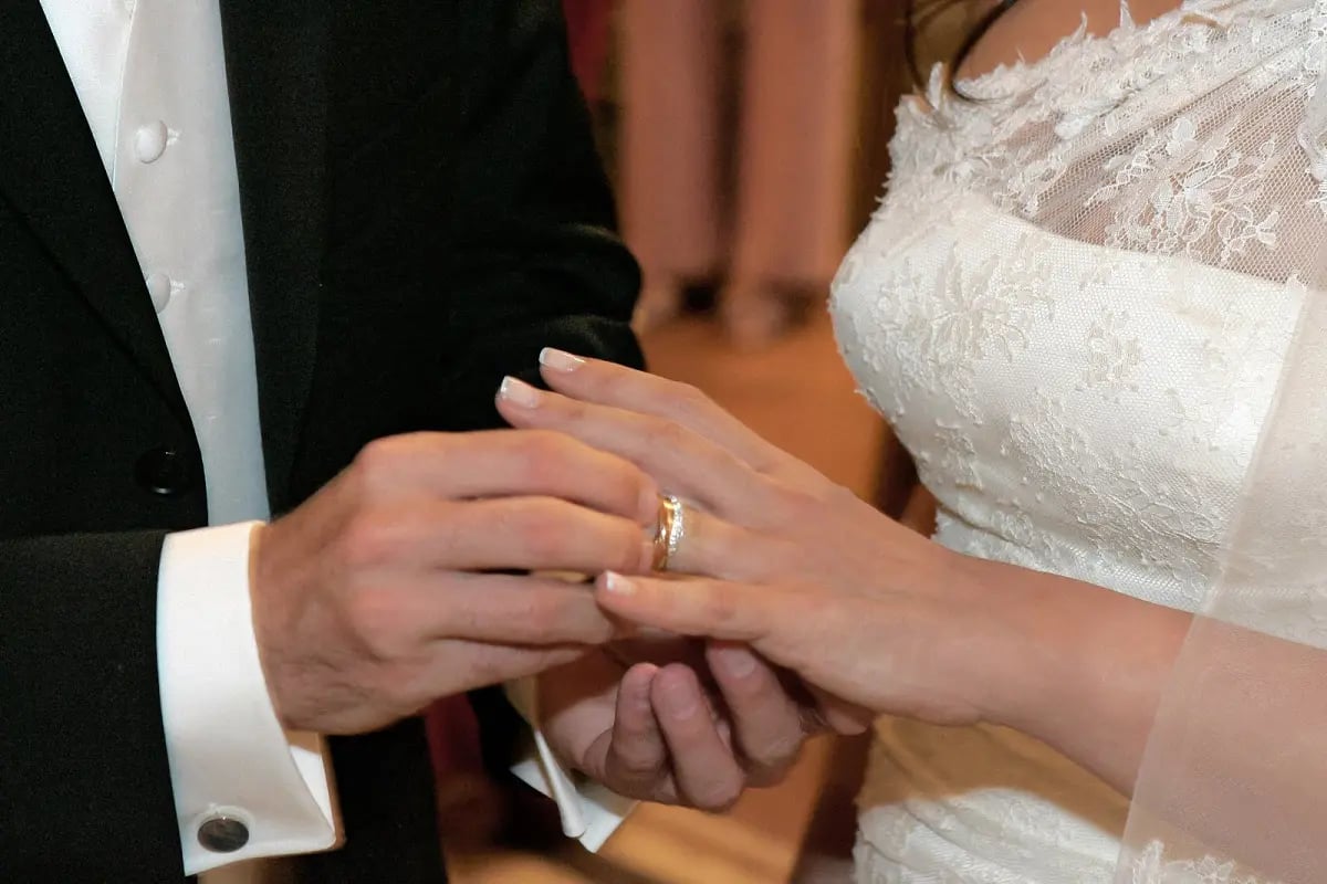 Mariage des sans-papiers : enjeux et débat en France