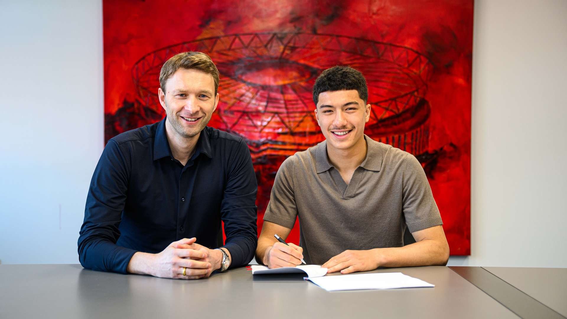 Bayer 04 Leverkusen
Bundesliga: Saison 2024_2025
27.04.2025
VU, Vertragsunterschrift, Shooting