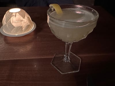 ライアーズのロンドン・ドライにりんごのコーディアルとレモン。クープグラス