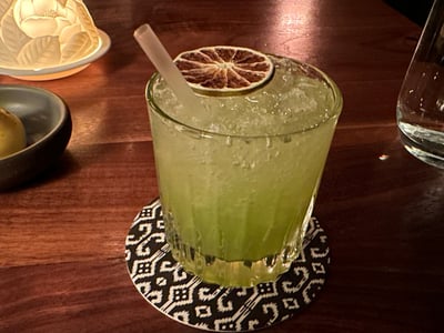 ししとうとローリエ、ライムの緑のドリンク