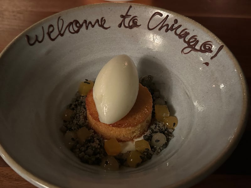 鉢の縁にチョコレートで Welcome to Chicago! と書いたハニートースト。黒胡麻とメロンのジュレ