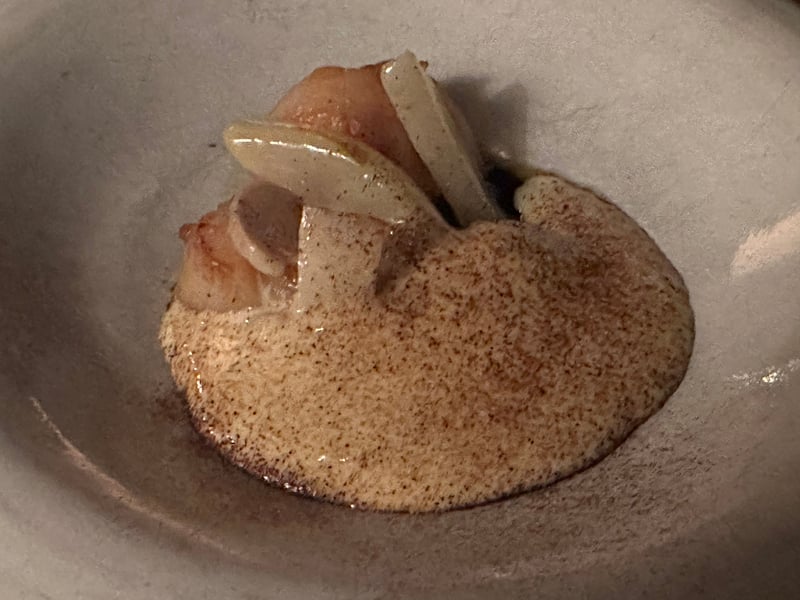 北海道のホタテに松茸のパウダーとサバイヨン、洋梨の薄切り