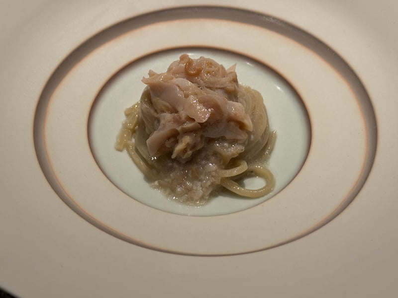 新生姜の麺に蛤を重ねた冷製の一皿