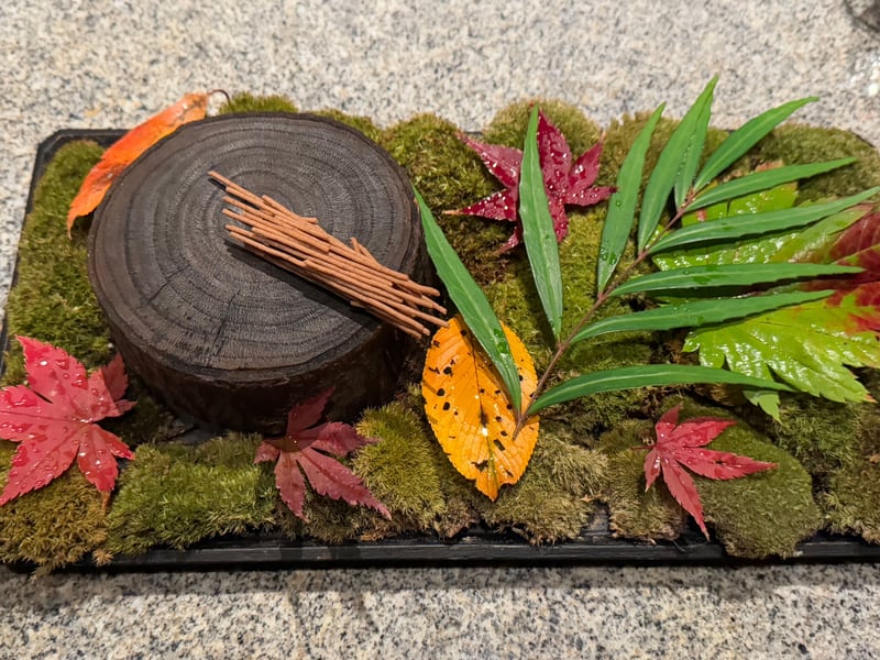 苔と紅葉を敷いた板に、切り株の上の枝のかたちのチョコレートクッキー
