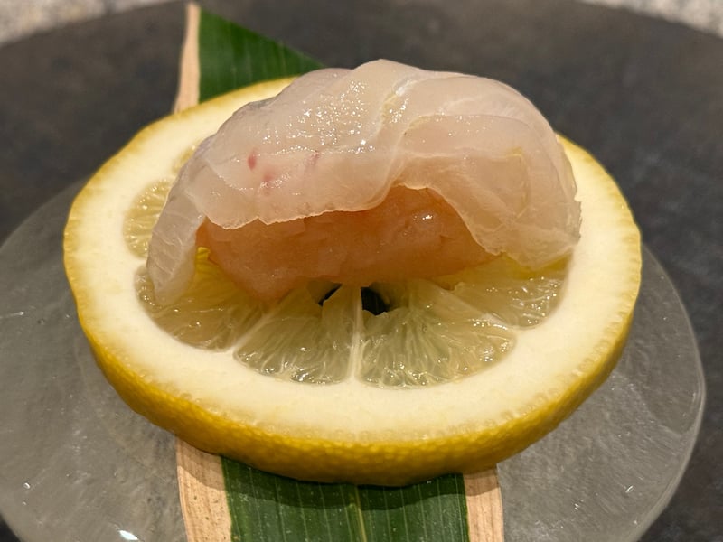 檸檬の輪切りにのせた明石鯛の身と、その下の赤かぶと青林檎