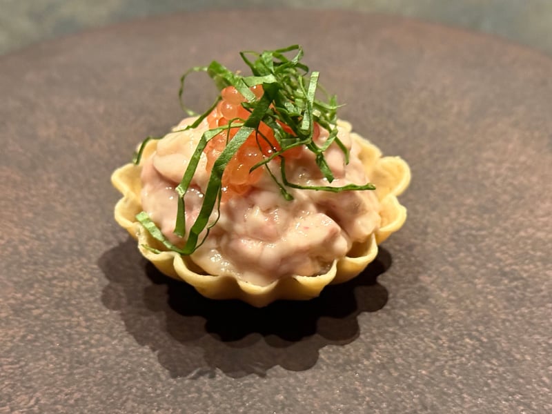 カワハギを和えて詰めたタルトに橙色の魚卵と刻んだ葉わさび
