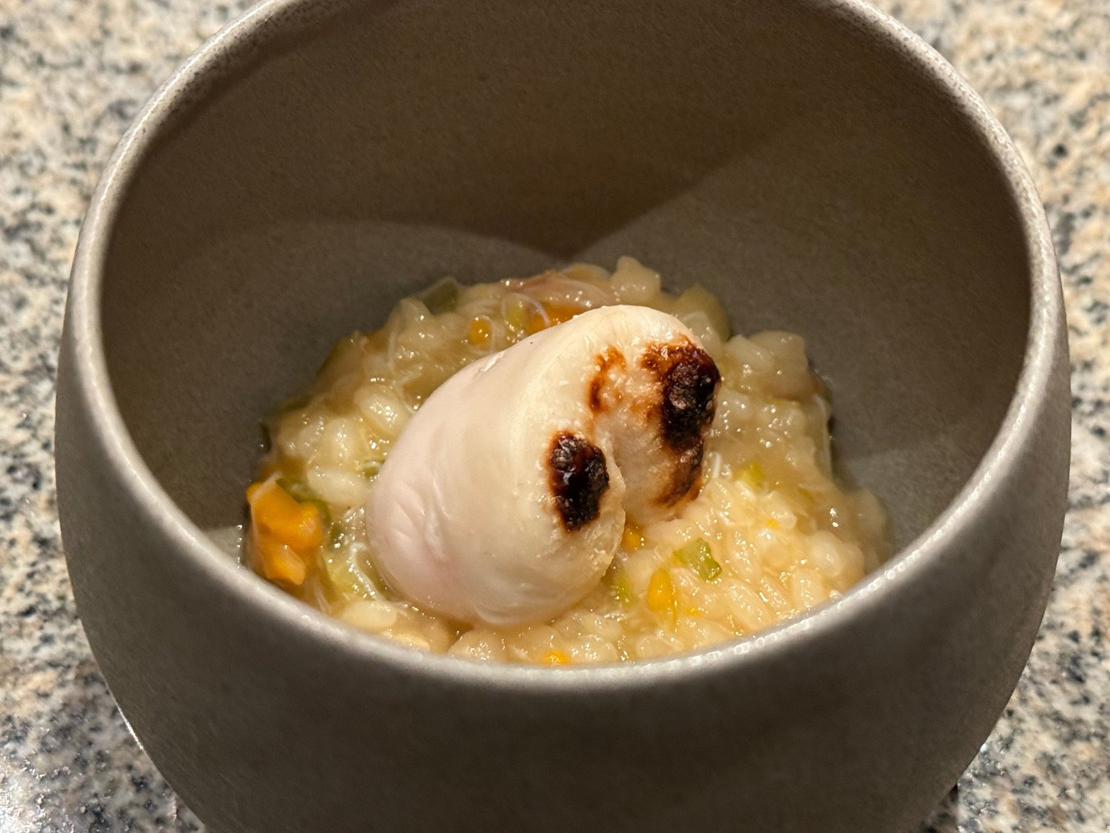 松葉蟹と伏見ねぎのおじやに、焼いた河豚の白子をのせた椀